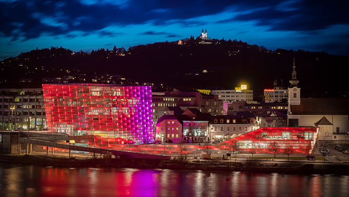 Foto: Robert Bauernhansl Nachtaufnahme des beleuchteten Ars Electronica Center