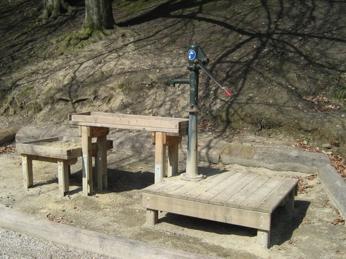 Wasserspielplatz Bauernberg Untere Sch&uuml;ssel mit Wasserrad und Trinkwasserbrunnen