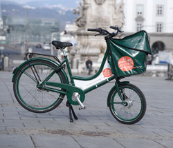 Am Hauptplatz stehendes Lastenrad Typ Bicicapace