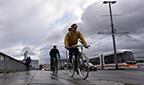 Radfahrer auf Nibelungenbr&uuml;cke