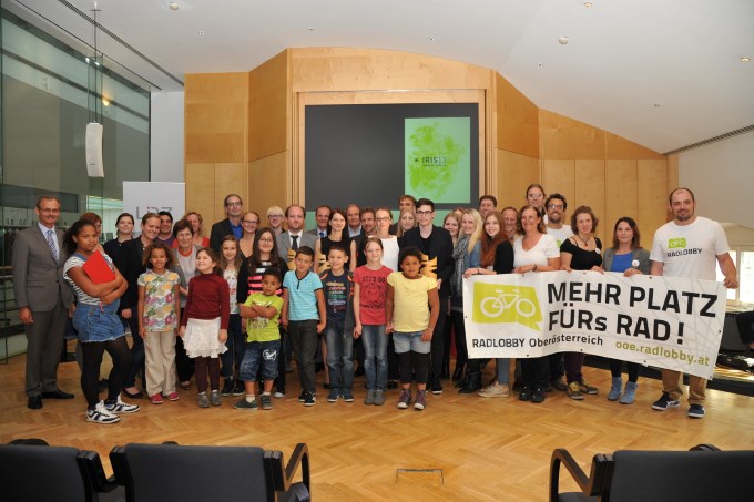 Gruppenbild der Preisverleihung durch Stadtr&auml;tin Mag.a Eva Schobesberger mit allen Preistr&auml;gerinnen und Preistr&auml;gern und Dienststellenleiter des Umwelt- und Technik-Centers Linz DI Martin Sonnleitner