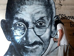Gandhi Graffiti im Linzer Hafenbecken