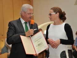 Preisverleihung durch Stadtr&auml;tin Mag.a Eva Schobesberger an Mag. Alois Froschauer (Linz AG).