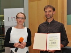 Preisverleihung durch Stadtr&auml;tin Mag.a Eva Schobesberger an den Preistr&auml;ger des Naturschutzbundes O&Ouml;