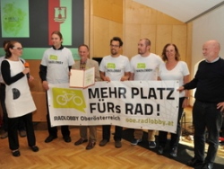 Preisverleihung durch Stadtr&auml;tin Mag.a Eva Schobesberger an die Vertreterinnen und Vertreter des Vereins Initiative FahrRad O&Ouml;