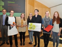 Preisverleihung durch Stadtr&auml;tin Mag.a Eva Schobesberger an die Sch&uuml;lerinnen und Sch&uuml;ler des Schulzentrums der Kreuzschwestern Linz