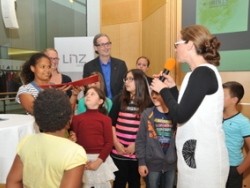 Preisverleihung durch Stadtr&auml;tin Mag.a Eva Schobesberger an die Kinderfreunde Linz - Schiffswerft.