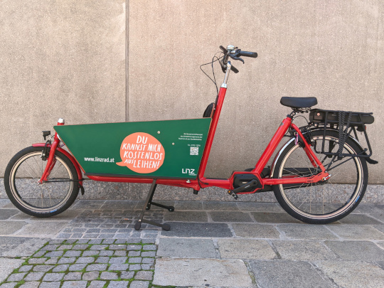 Linzrad kostenloser Lastenradverleih, Modell Bakfiets vor dem Neuen Rathaus in Urfahr