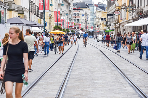 Foto: Saubere Landstra&szlig;e mit vielen Personen
