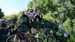 Drei Radlerinnen sitzen auf einem Felsen
