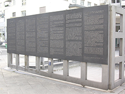 Menschenrechtsbrunnen auf dem Friedensplatz