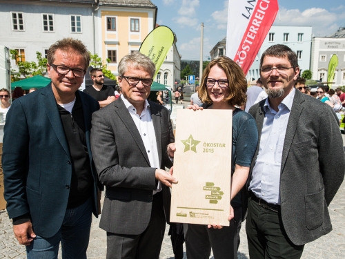 &Uuml;berreichung &Ouml;kostar 2015-Auszeichnung an Stadt Linz vertreten durch B&uuml;rgermeister Luger Stadtr&auml;tin Schobesberger mit dabei Landesrat Anschober und Diplomingenieur Hager (copyright_Land_Ober&ouml;sterreich_Dedl