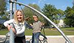 Foto: Spielplatz mit zwei Kindern