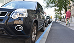 Foto: Auto neben Stra&szlig;e