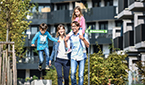 Foto: Familie geht durch Wohnanlage