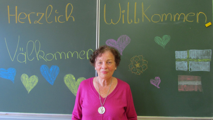 Zeitzeugin Gertraud Fletzberger in einer Schulklasse