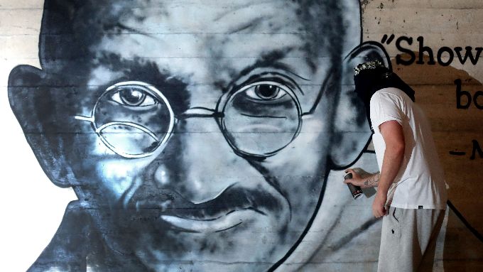 Volker Weihbold Gandhi - Graffiti im Linzer Hafenbecken
