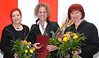 Preisverleihung Silberner Hexenbesen am goldenen Band: von links nach rechts: GRin Erika Rockenschaub, die Preistr&auml;gerin DIin Olivia Schimek und die Frauenbeauftragte Elvira Tomancok.