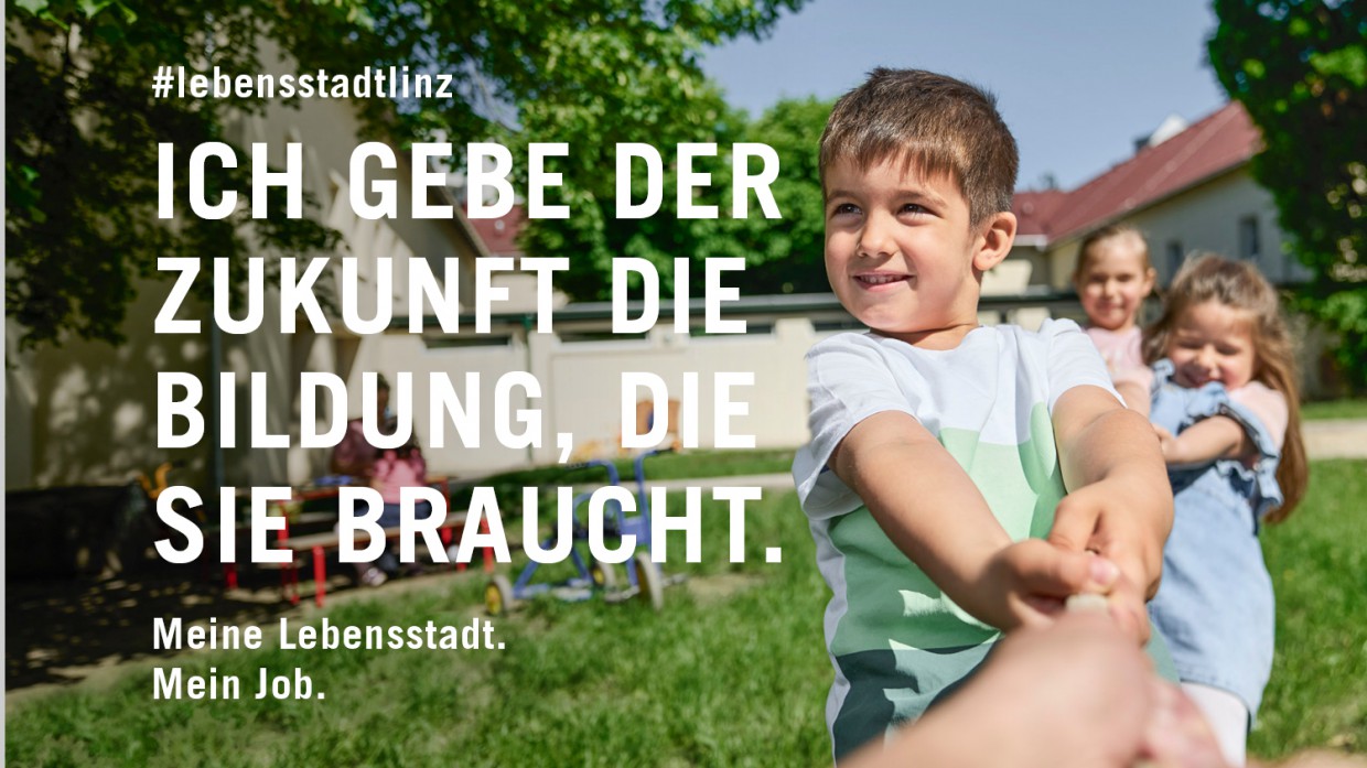 Foto: Robert Maybach Kinder, mit Jungen vorne ziehen an Seil - Slogan: 'Ich gebe der Zukunft die Bildung, die sie braucht'