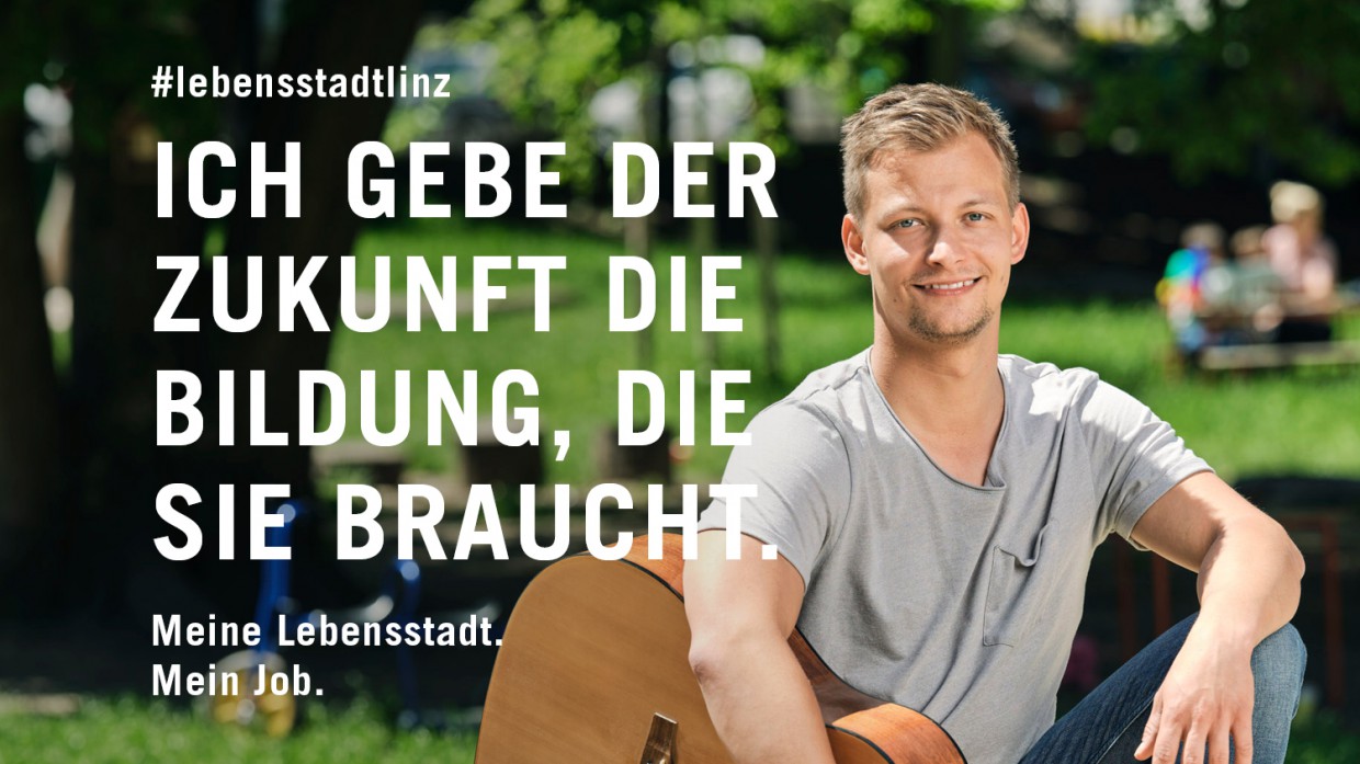 Foto: Robert Maybach Kinderpädagoge mit Gitarre - Slogan: 'Ich gebe der Zukunft die Bildung, die sie braucht'