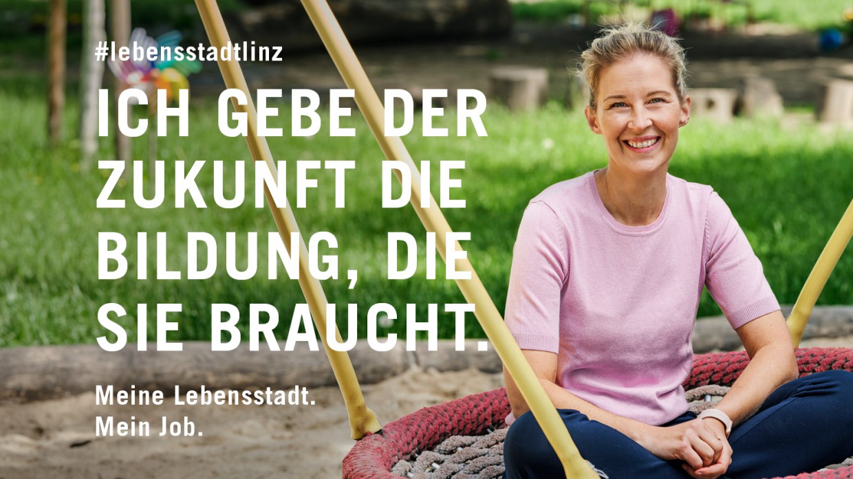 Foto: Robert Maybach Kindergartenpädagogin sitzt in einer Netzschaukel - Slogan 'Ich gebe der Zukunft die Bildung, die sie braucht'