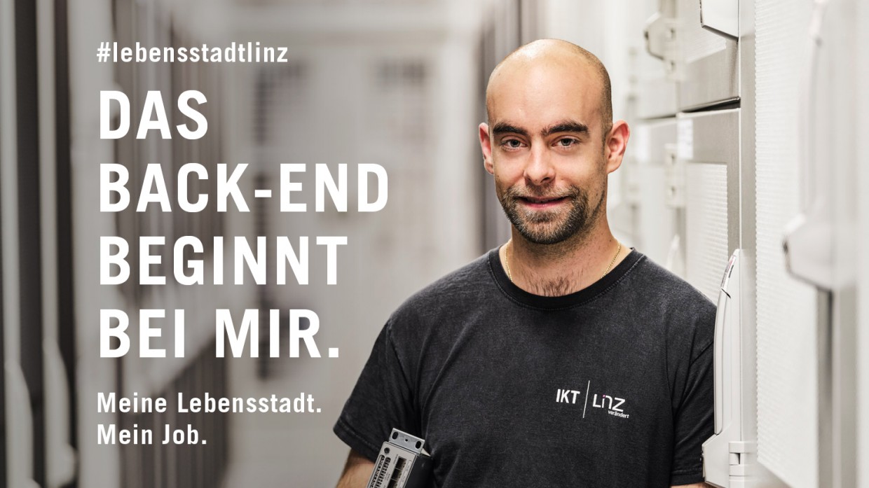Foto: Robert Maybach IT Mitarbeiter mit Netzwerkkomponente - Slogan: 'Das Back-End beginnt bei mir'