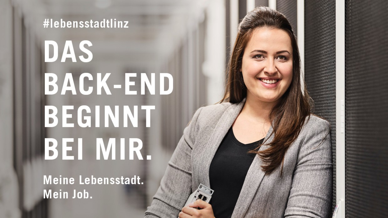 Foto: Robert Maybach IT-Mitarbeiterin mit Netzwerkkomponente - Slogan: 'Das Back-End beginnt bei mir'