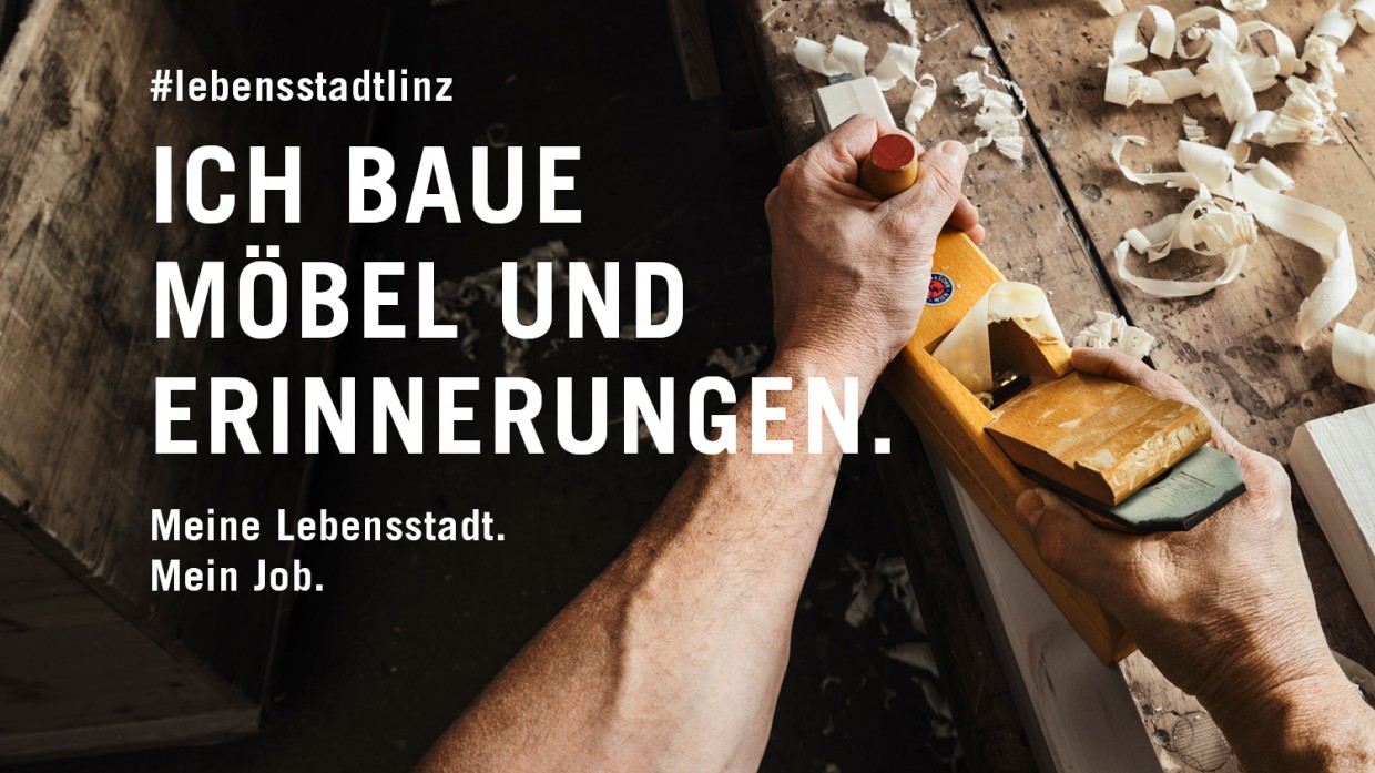 Foto: Robert Maybach Hände die hobeln - Slogan: 'Ich baue Möbel und Erinnerungen'