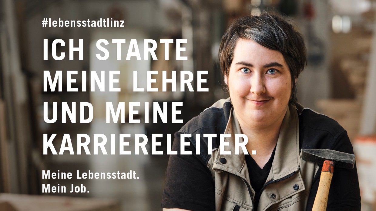 Foto: Robert Maybach Tischlerin mit Hammer - Slogan: 'Ich starte meine Lehre und meine Karriereleiter'
