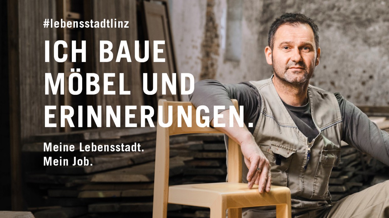 Foto: Robert Maybach Tischler sitzt neben einen Stuhl - Slogan: 'Ich baue Möbel und Erinnerungen'