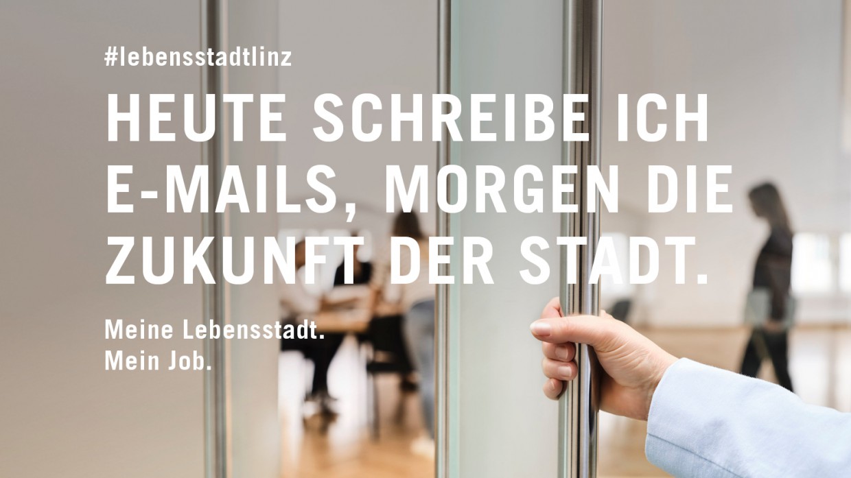 Foto: Robert Maybach Eine Frauenhand öffnet die Türe zu einem Besprechungsraum - Slogan: 'Heute schreibe ich E-Mails, morgen die Zukunft der Stadt'