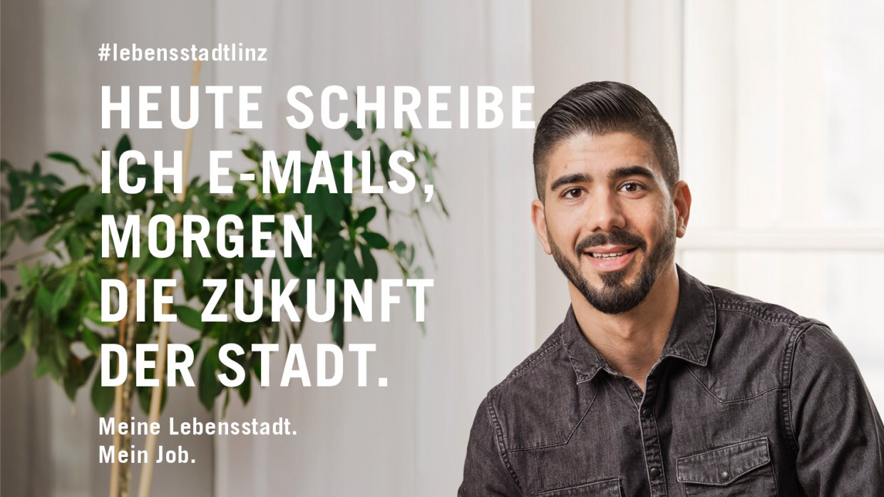 Foto: Robert Maybach Mann sitzt auf Schreibtisch - Slogan: 'Heute schreibe ich E-Mails, morgen die Zukunft der Stadt'