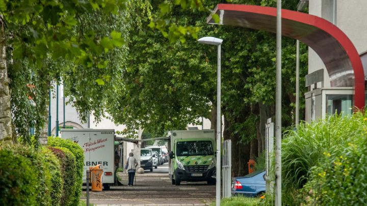 Der Markt Neue Heimat aus der Entfernung, Markantes rotes Vordach im Vordergrund
