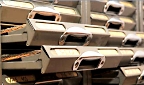 Offene Schubladen eines Aktenschranks